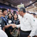 Américo Villarreal saluda a jóvenes participantes en proyectos de robótica en Tamaulipas