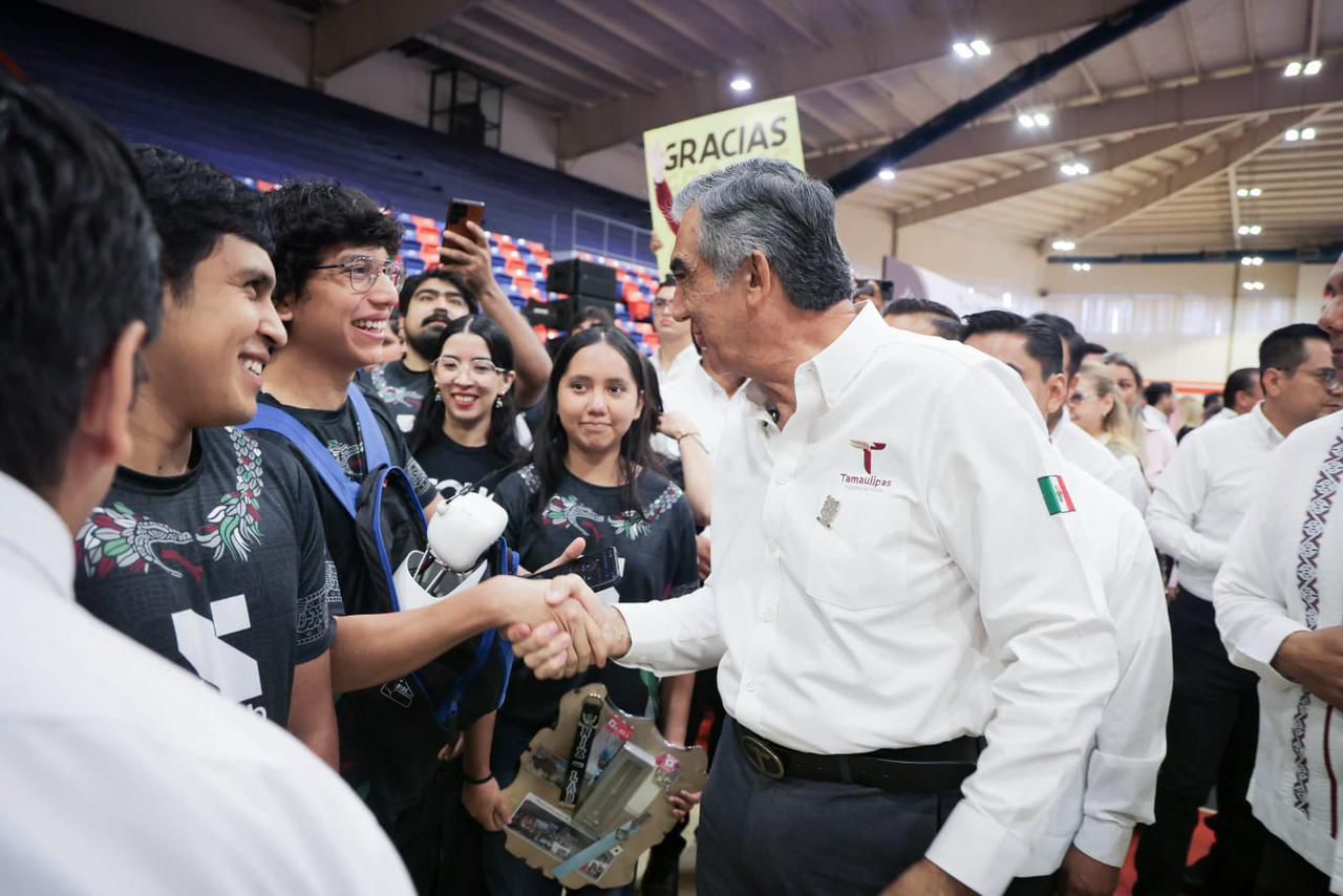 Américo Villarreal saluda a jóvenes participantes en proyectos de robótica en Tamaulipas