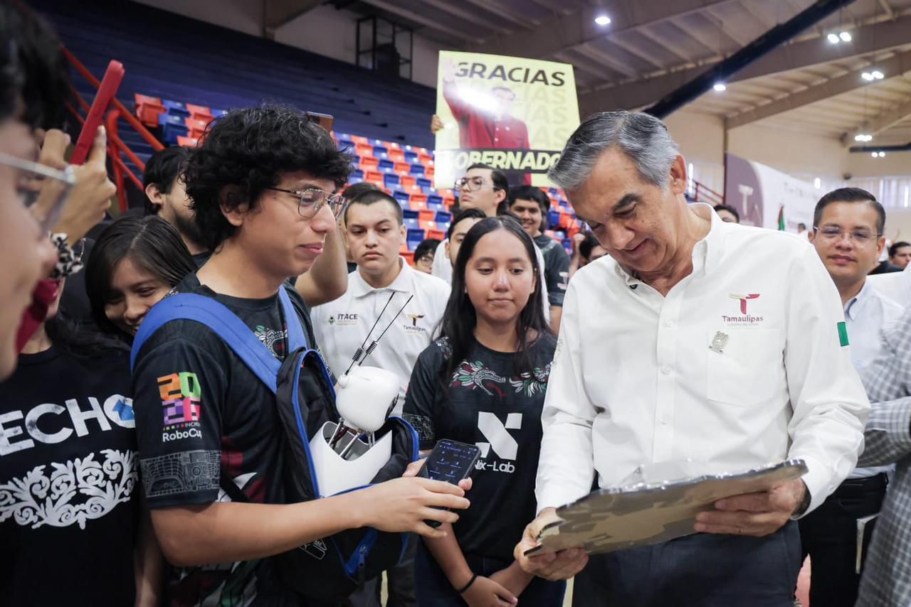El gobernador Américo Villarreal revisa un proyecto tecnológico presentado por estudiantes de NIX-LAB