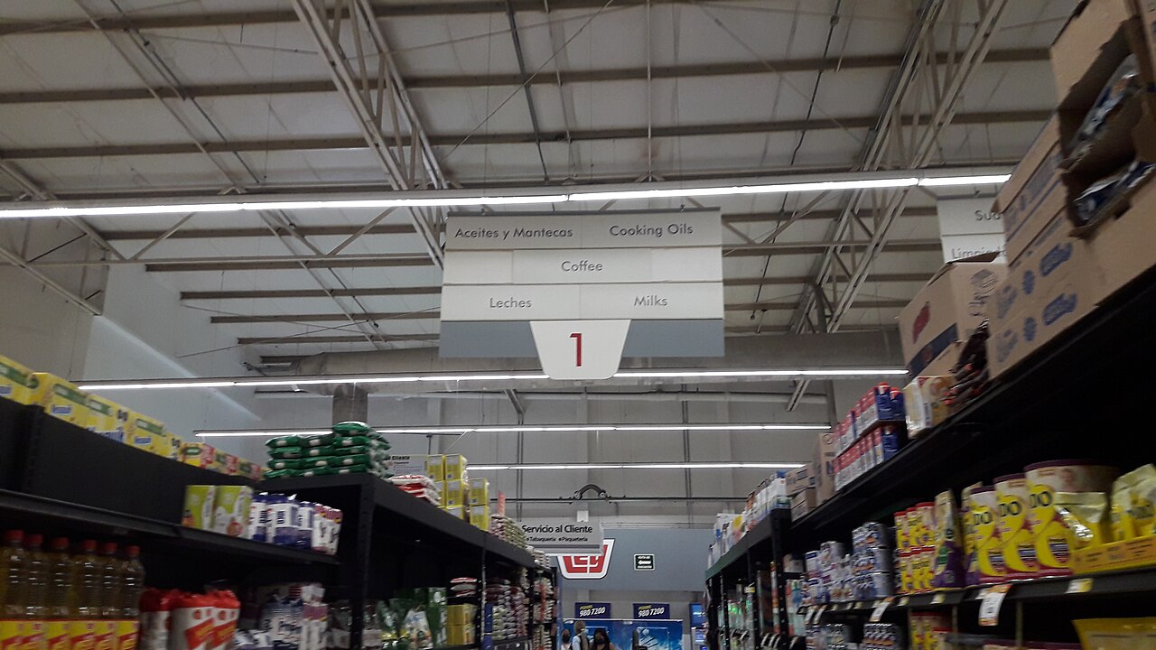 Pasillo de supermercado en México, actividad vinculada al crecimiento del comercio y los servicios