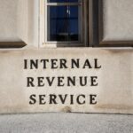 Tribunal bloquea al IRS por compartir datos de contribuyentes con autoridades migratorias Fachada del edificio del Servicio de Impuestos Internos en Washington