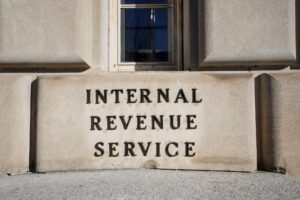 Tribunal bloquea al IRS por compartir datos de contribuyentes con autoridades migratorias