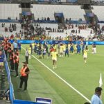 Futbolistas de España y Brasil tras una final de futbol femenil