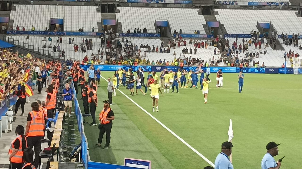 Futbolistas de España y Brasil tras una final de futbol femenil