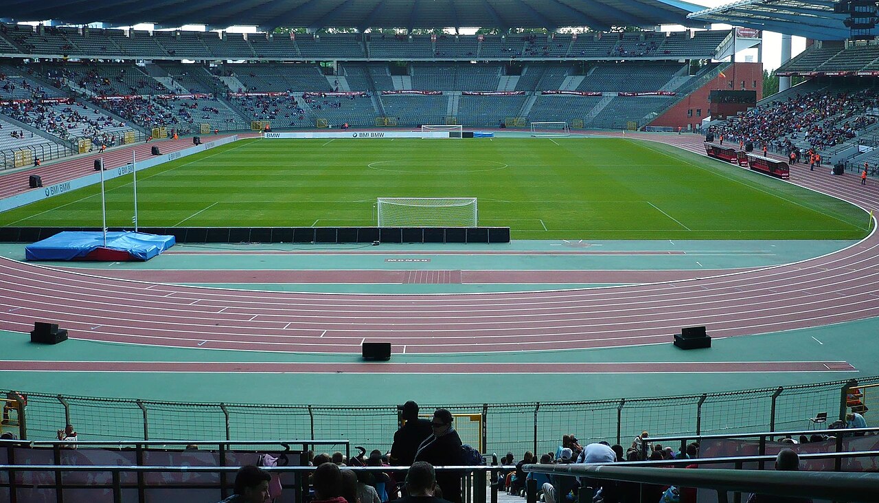 Vista panorámica del campo y las gradas del estadio Rey Balduino en Bruselas