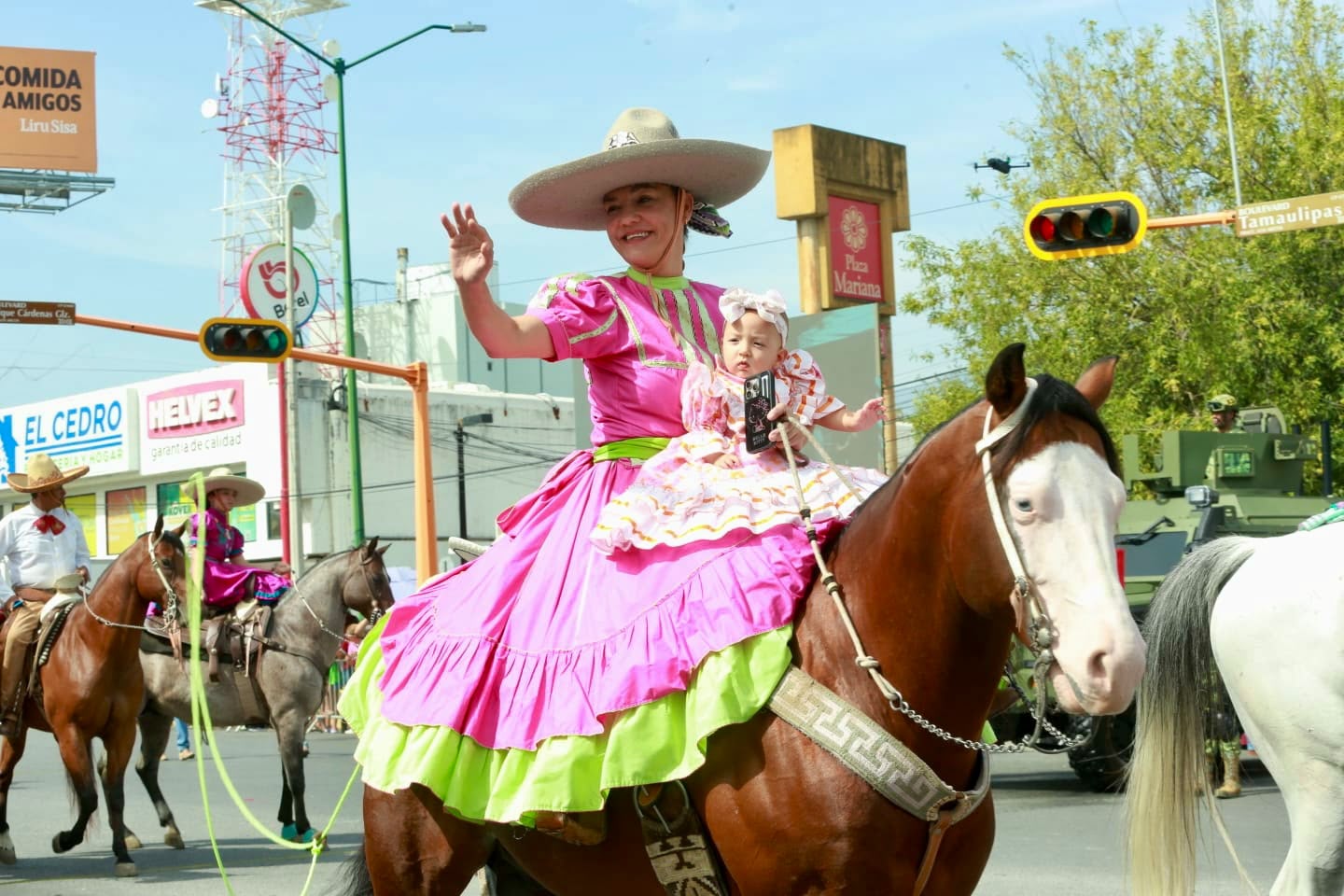 Cabalgantes participan en el desfile cívico-militar de Ciudad Victoria