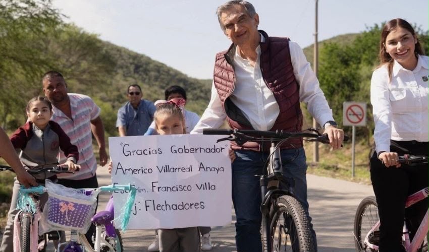 Américo Villarreal recorre una comunidad rural de Tamaulipas en bicicleta