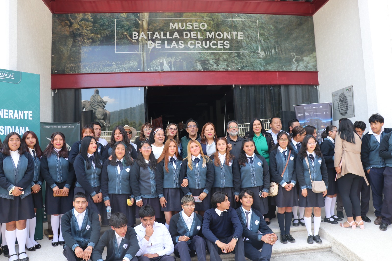 Estudiantes, autoridades y organizadores frente al Museo Batalla del Monte de las Cruces durante el inicio del recorrido nacional de MIOS