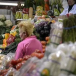 Falta de alimentos afecta a 2.6 millones de hogares Puesto de frutas y verduras en el Mercado de San Juan de Ciudad de México