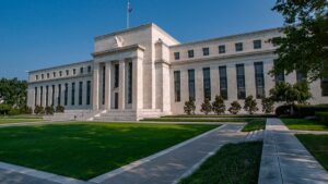 Fed apunta a más alzas y complica crédito en México