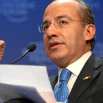 Felipe Calderón habla ante un micrófono durante un foro internacional