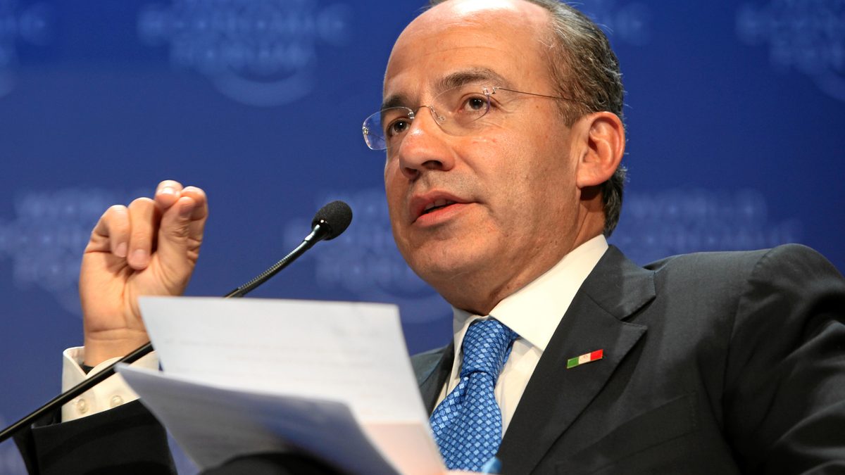 Felipe Calderón habla ante un micrófono durante un foro internacional