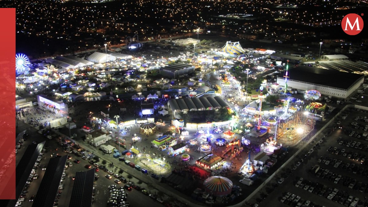 Vista aérea nocturna del recinto de la Feria Tamaulipas con juegos y espacios comerciales