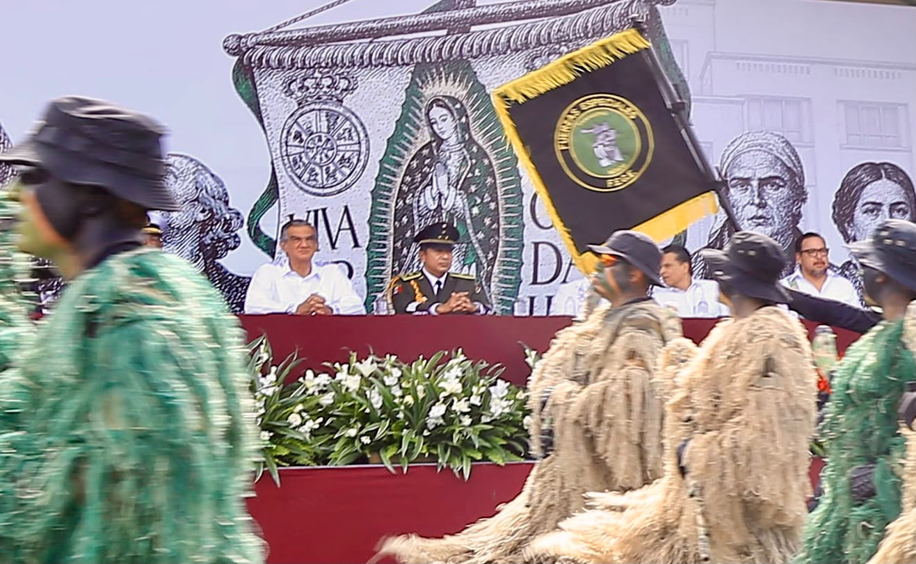 Contingente tradicional participa en el desfile por la Independencia de México
