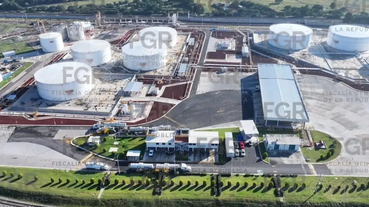 Vista aérea de la terminal de almacenamiento de combustible investigada por la FGR en San José Iturbide, Guanajuato