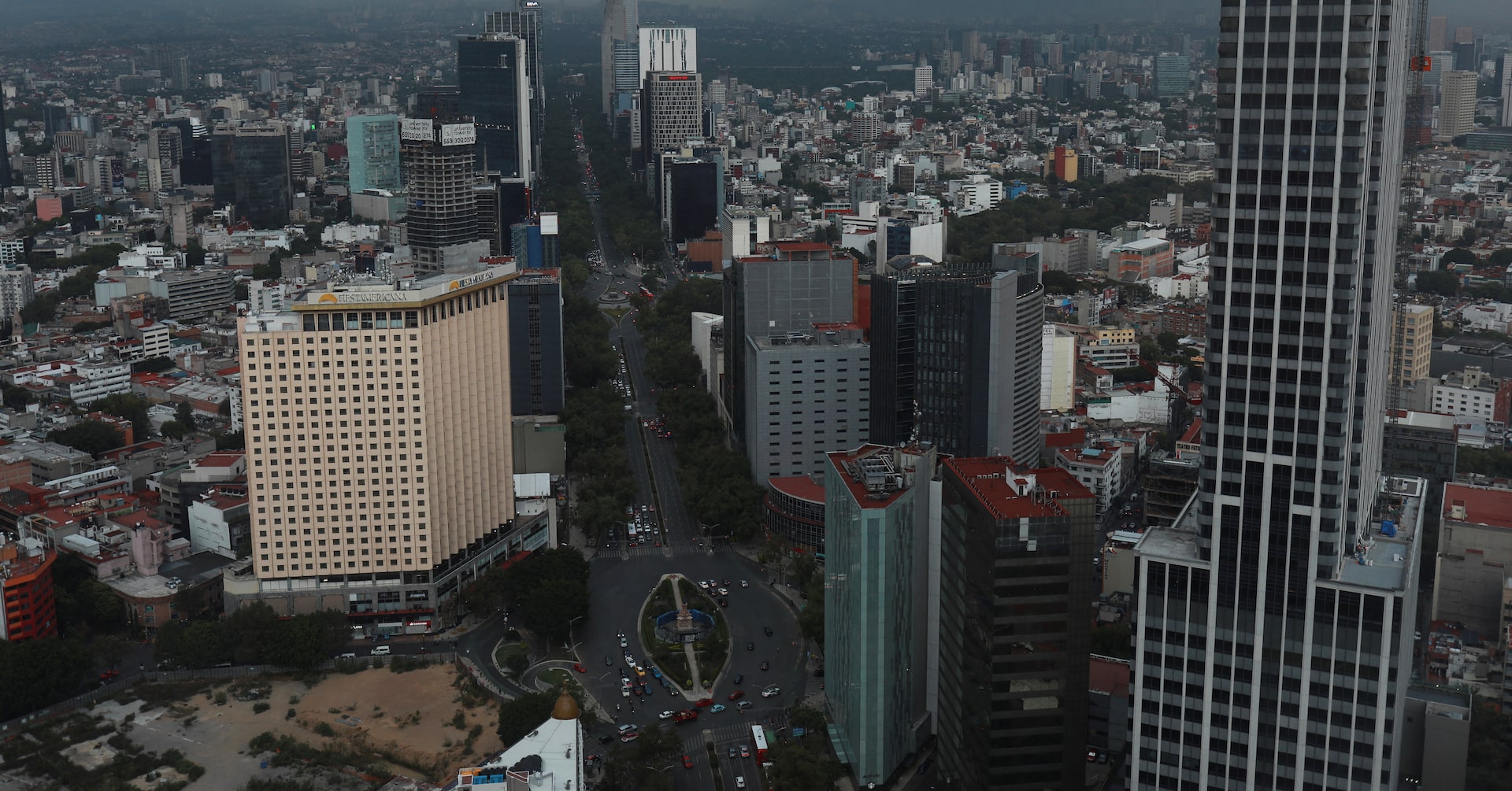 Vista de Paseo de la Reforma y el horizonte urbano de Ciudad de México