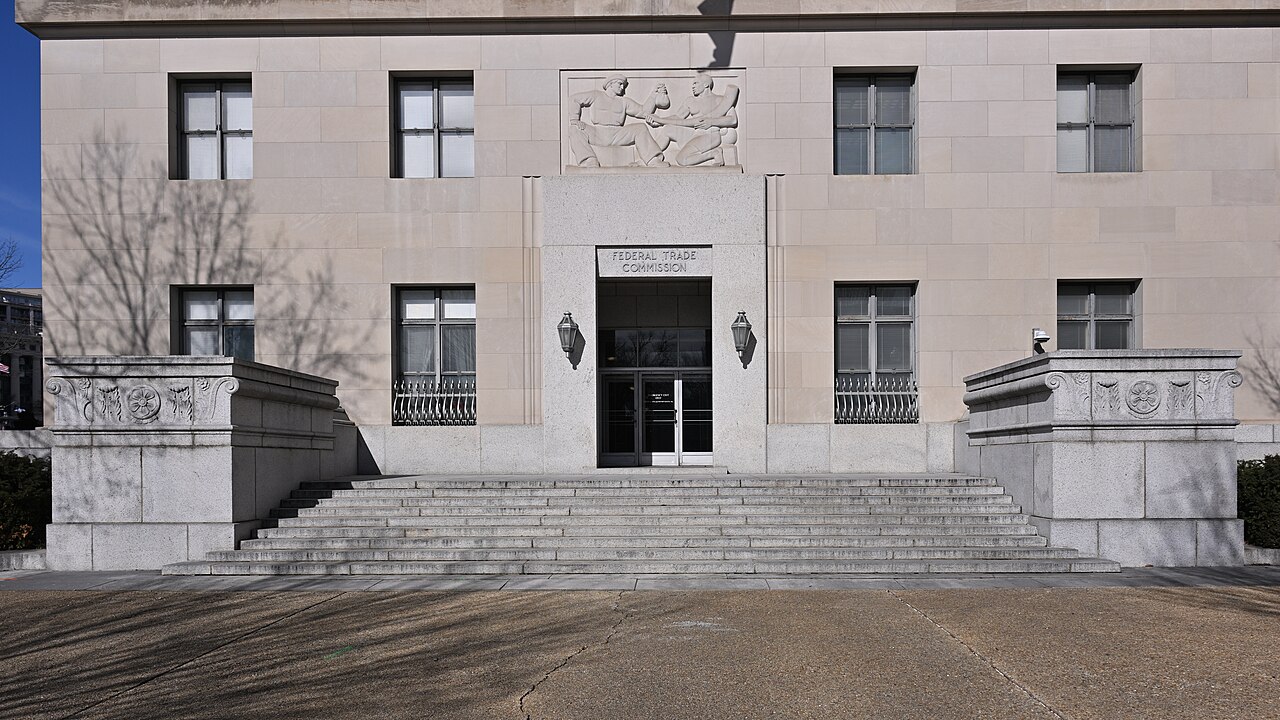 Entrada del edificio de la Comisión Federal de Comercio de Estados Unidos en Washington