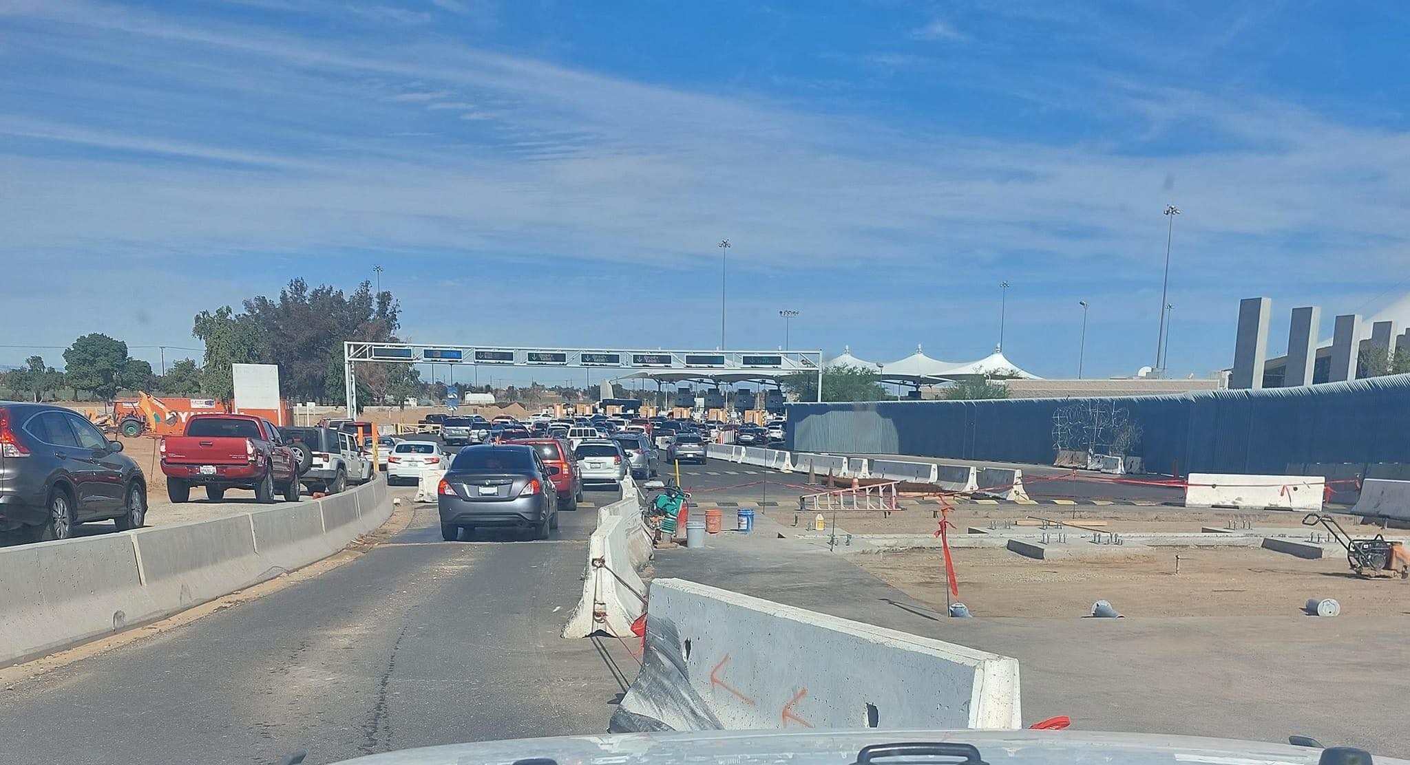 Automóviles en la garita internacional entre Mexicali y Calexico