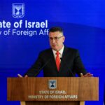 Israel anuncia cierre del consulado británico en Jerusalén Este El ministro de Exteriores israelí Gideon Saar durante una conferencia de prensa en Jerusalén