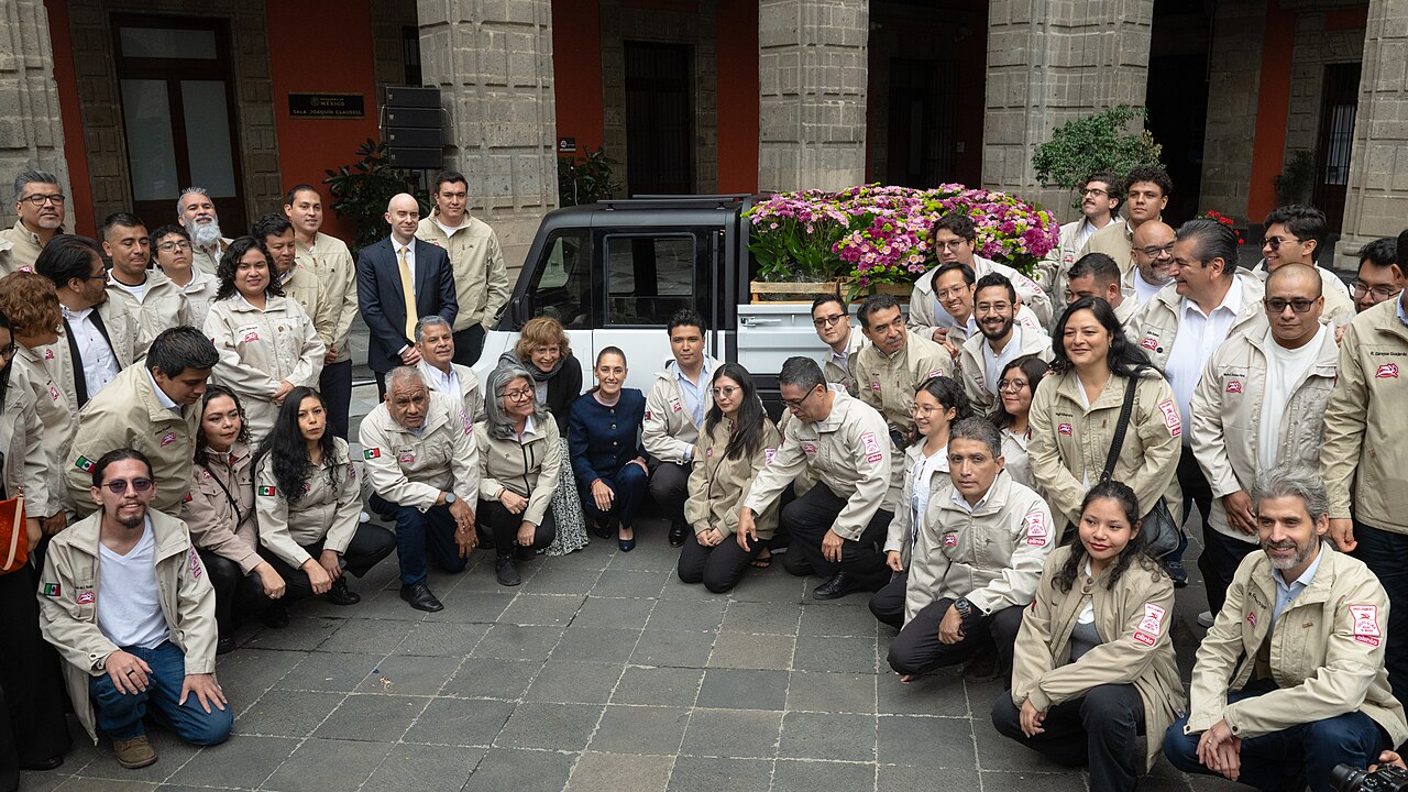Claudia Sheinbaum al centro durante un acto público en Palacio Nacional