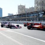 Autos de Fórmula 1 compiten en el circuito urbano de Bakú durante el Gran Premio de Azerbaiyán