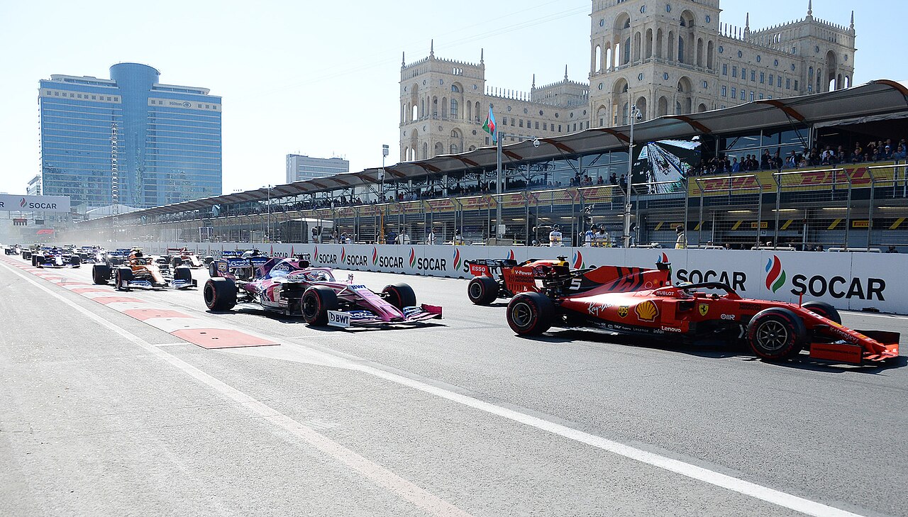 Autos de Fórmula 1 compiten en el circuito urbano de Bakú durante el Gran Premio de Azerbaiyán