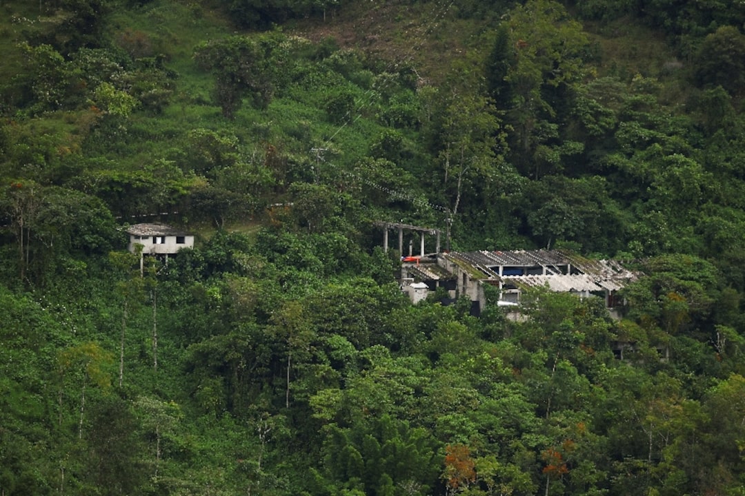 Edificio donde autoridades localizaron una presunta granja clandestina de criptomonedas en Tlaola, Puebla