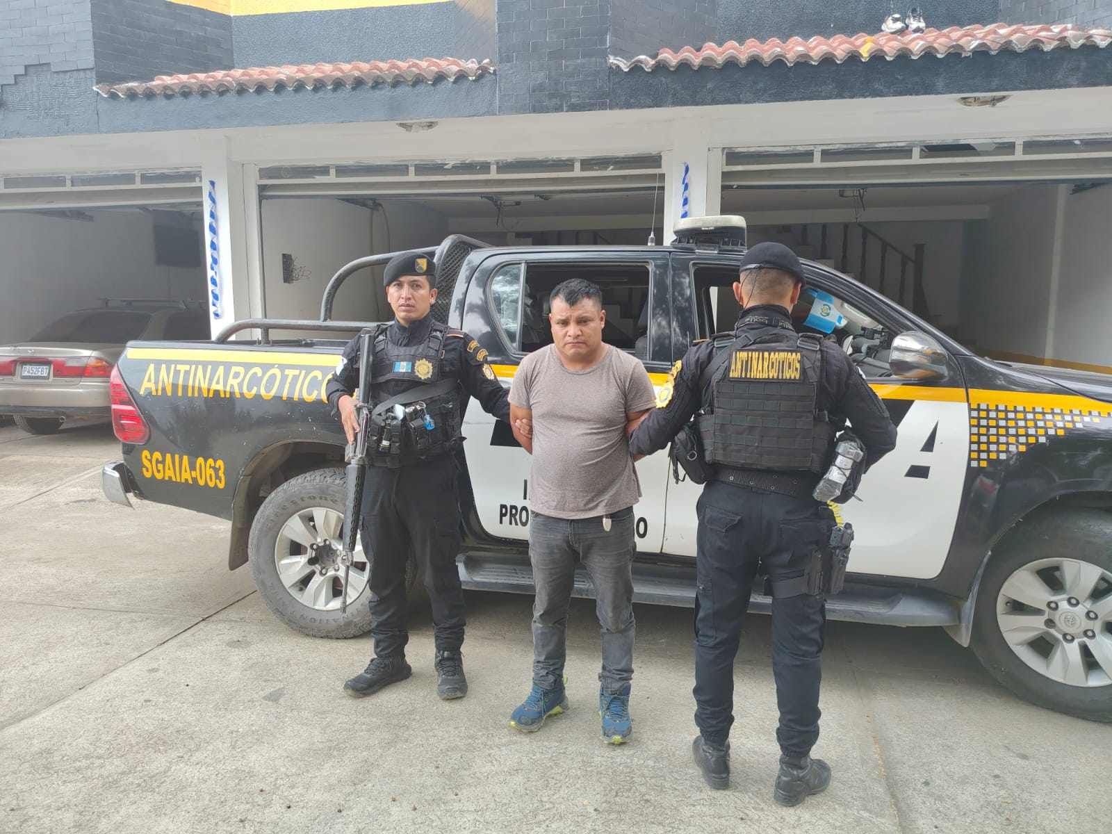 Gregorio Gómez Paiz custodiado por agentes tras ser entregado de México a Guatemala