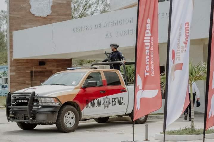 Unidad de la Guardia Estatal frente a un centro de atención turística en Tamaulipas