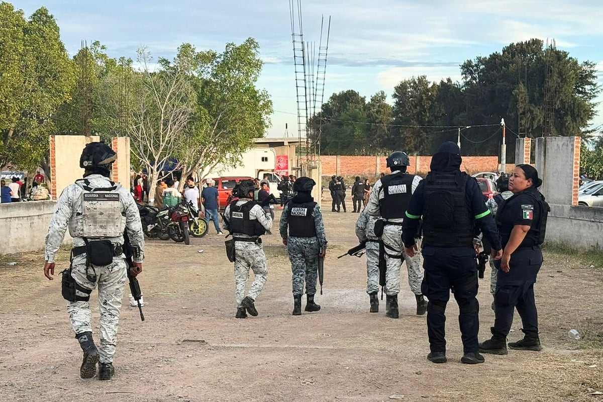 Elementos de la Guardia Nacional resguardan una zona de un ataque en Salamanca, Guanajuato
