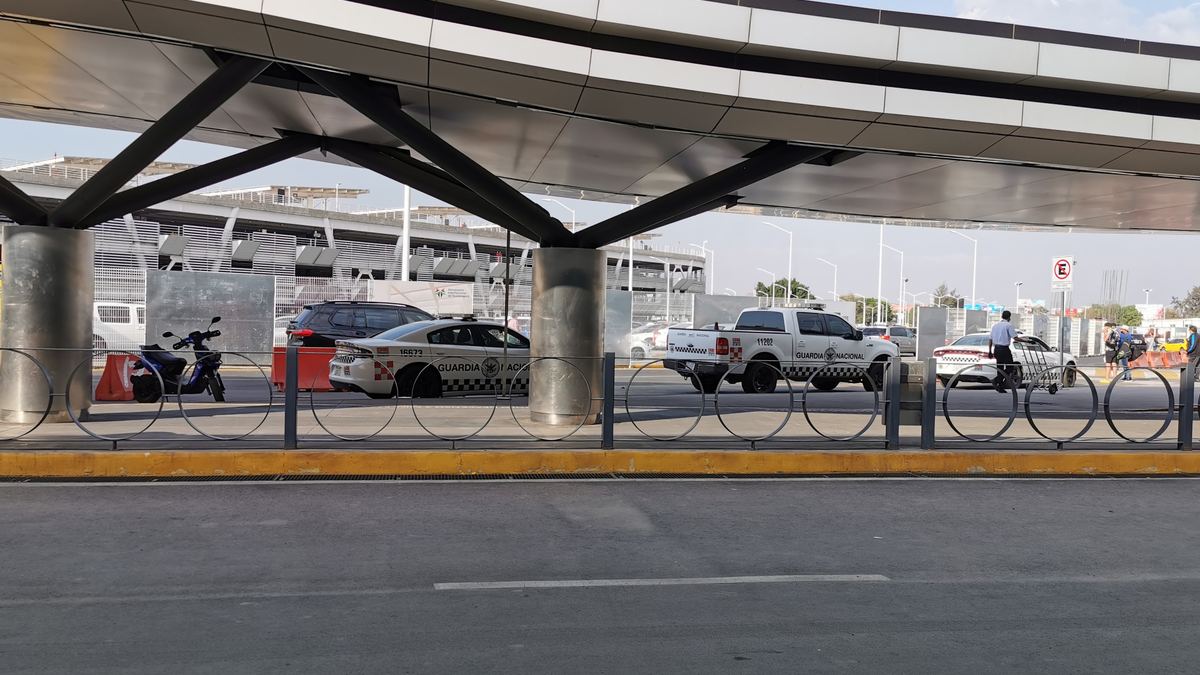 Vehículos de la Guardia Nacional durante un operativo de seguridad en México