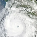 Vista satelital del huracán Polo sobre el océano Pacífico frente a México