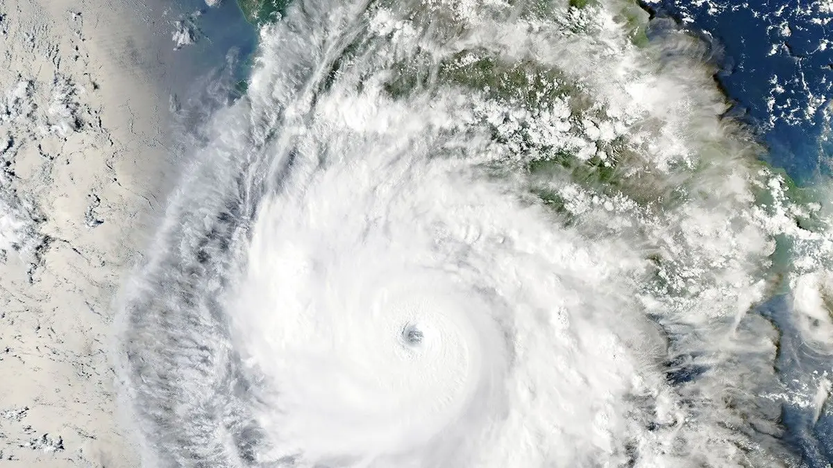 Vista satelital del huracán Polo sobre el océano Pacífico frente a México