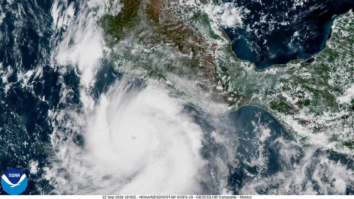 Imagen satelital del huracán Polo categoría 5 frente a Guerrero y Michoacán