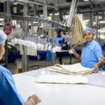 Trabajadoras operan una línea de producción textil