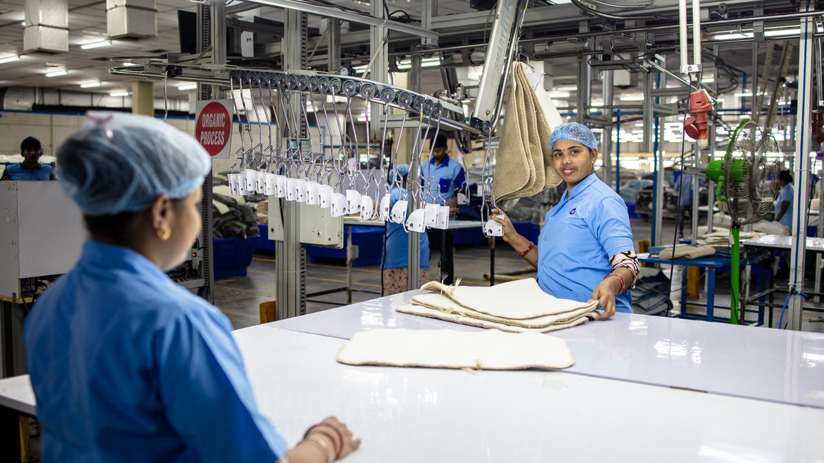 Trabajadoras operan una línea de producción textil