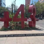 Antimonumento rojo +43 en Paseo de la Reforma por los normalistas desaparecidos de Ayotzinapa