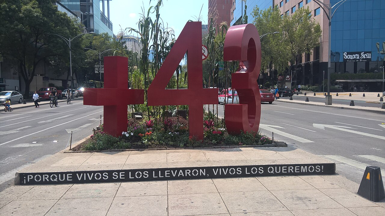 Antimonumento rojo +43 en Paseo de la Reforma por los normalistas desaparecidos de Ayotzinapa