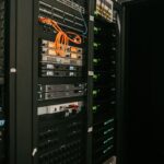 Equipos y cables instalados en un centro de datos