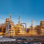 Vista nocturna de instalaciones de procesamiento de energía en Arabia Saudita