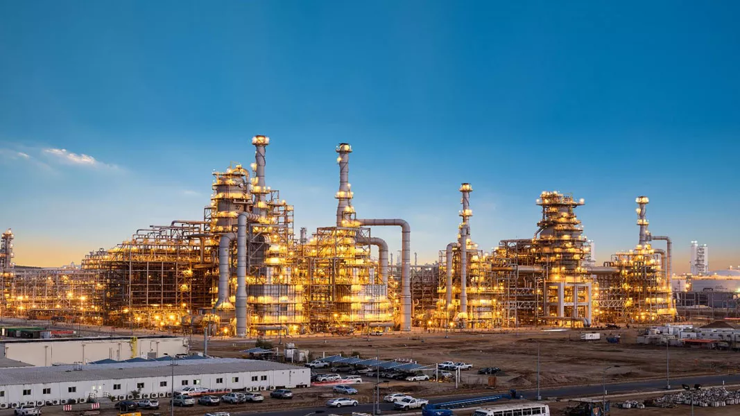 Vista nocturna de instalaciones de procesamiento de energía en Arabia Saudita