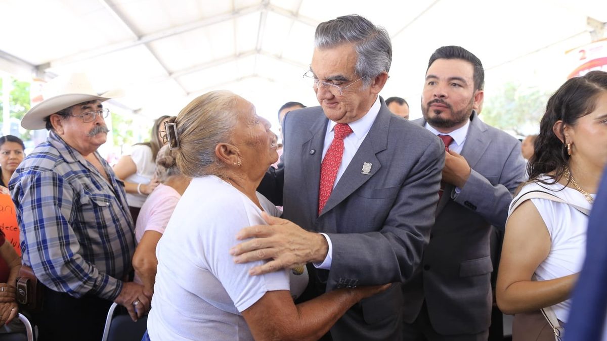 Américo Villarreal conversa con habitantes de González, Tamaulipas