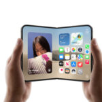 Apple entra a los plegables con el iPhone Duo de 1,999 dólares iPhone Duo abierto mostrando dos aplicaciones en su pantalla interior
