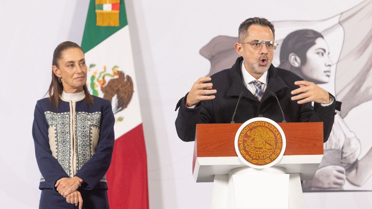 Iván Escalante, titular de Profeco, durante una conferencia pública
