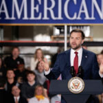 Vance confronta protesta con bandera mexicana en Dallas El vicepresidente de Estados Unidos JD Vance pronuncia un discurso ante un público