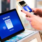 Persona realiza un pago digital con código QR desde un teléfono móvil