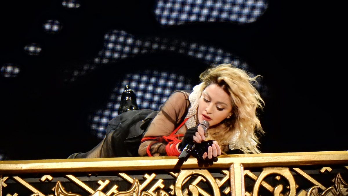 Madonna durante una presentación musical en París