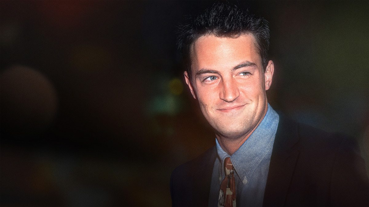 Matthew Perry sonríe durante una entrevista incluida en su docuserie de Netflix