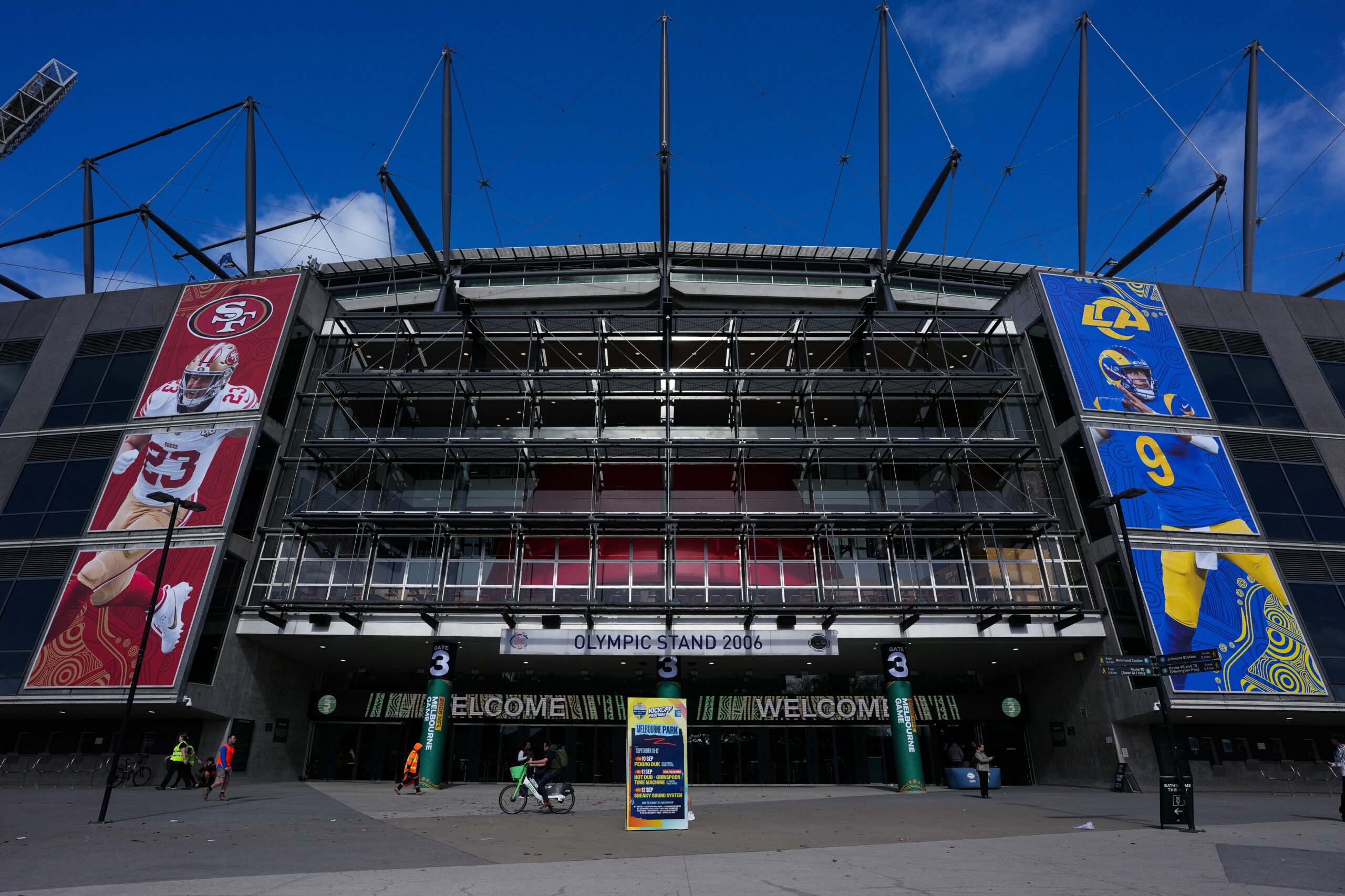 Exterior del Melbourne Cricket Ground antes del partido entre Rams y 49ers