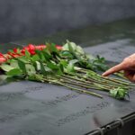 Flores colocadas junto a los nombres del Memorial del 11 de septiembre en Nueva York